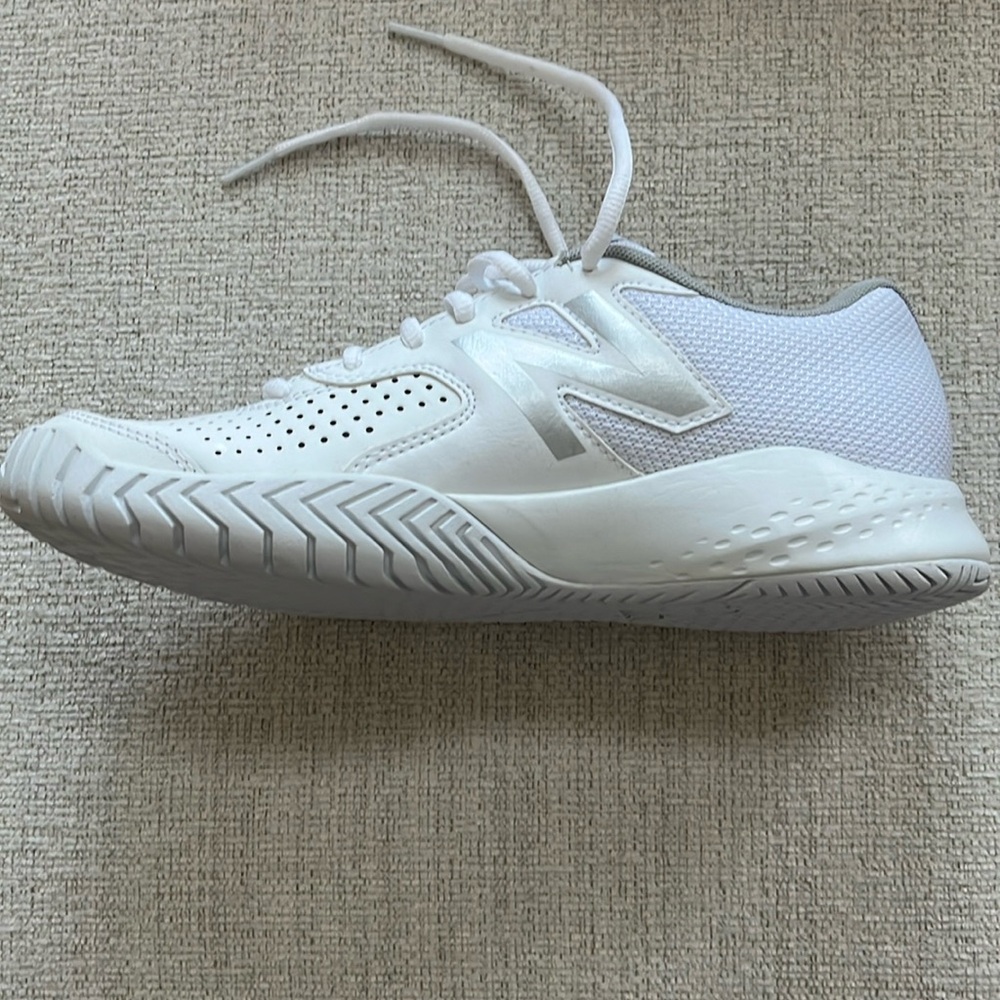 NWT New Balance Women’s v3 696 Tennis Shoes - Picture 2 of 9